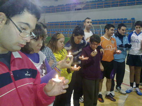 Grupo de jóvenes de AVIVA con la luz traida desde Belén.